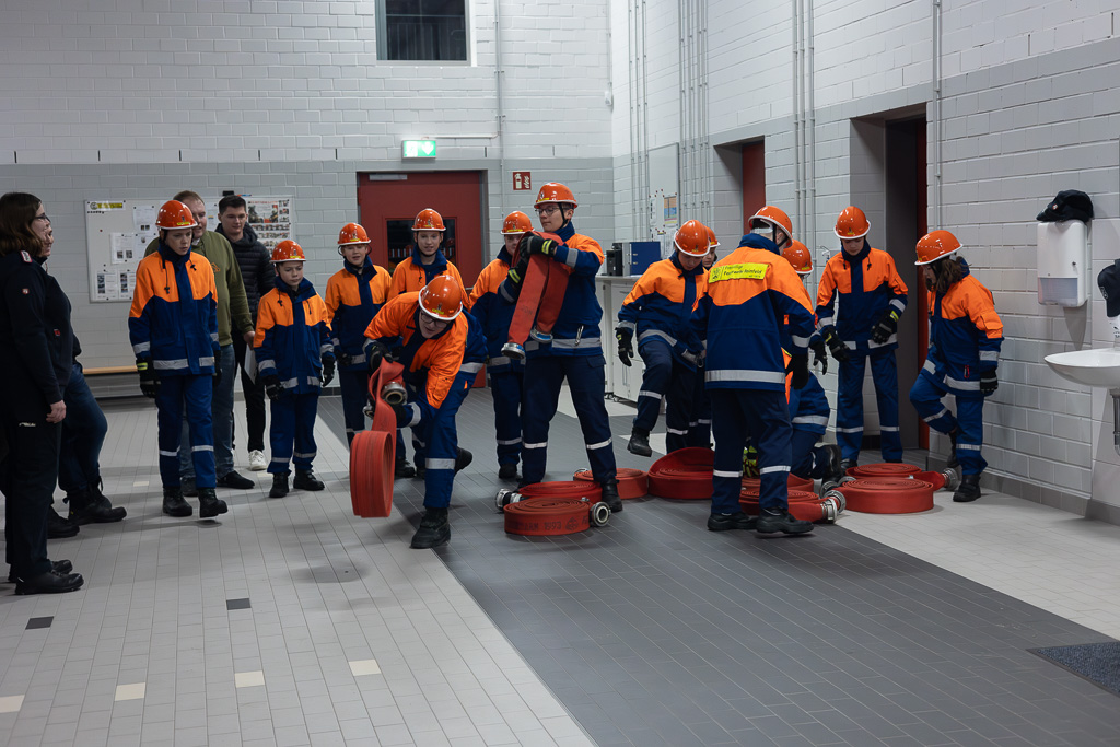 Jugendfeuerwehr beim Schlauch Bowling